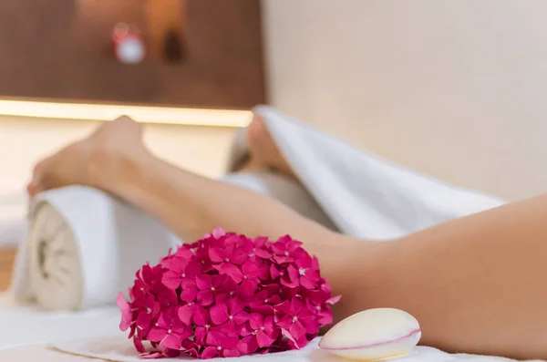 Spa Tablo Üzerinde Yalan Bacak Ayak Masaj Spa Güzellik Salonu — Stok fotoğraf