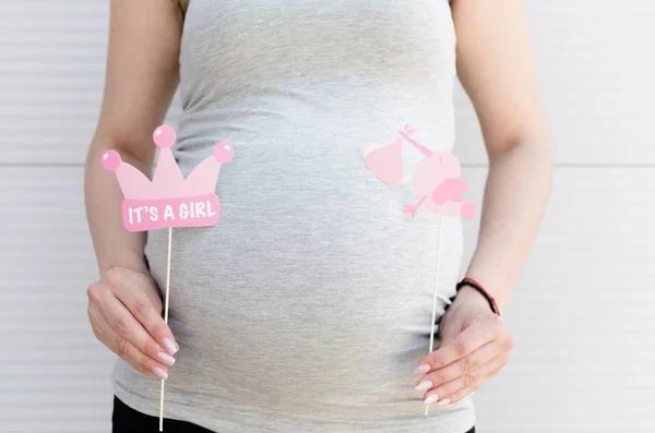 Immagine Ritagliata Donna Incinta Annuncio Che Sta Avendo Una Bambina — Foto Stock