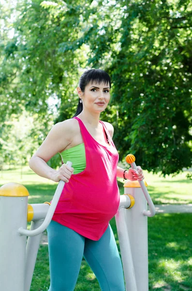 Actieve Zwangere Vrouw Oefenen Fitnessapparatuur Natuur — Stockfoto