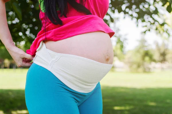 붕대로 임신한 여자의 뱃속의 클로즈업 — 스톡 사진