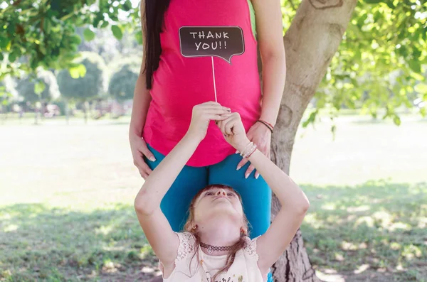 귀여운 Carring 자매에 그녀의 어머니에 감사를 말한다 — 스톡 사진