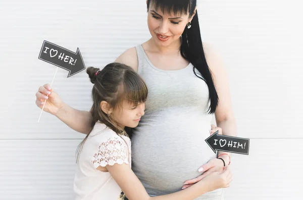 Familia Feliz Una Joven Mujer Embarazada Hermosa Con Pequeña Hija — Foto de Stock