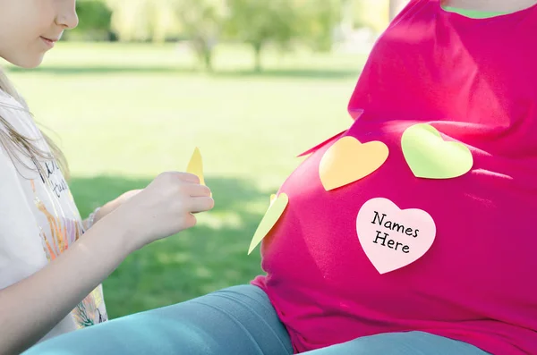 Närbild Söt Liten Flicka Väljer Namn För Bebis Sätta Klisterlappar — Stockfoto