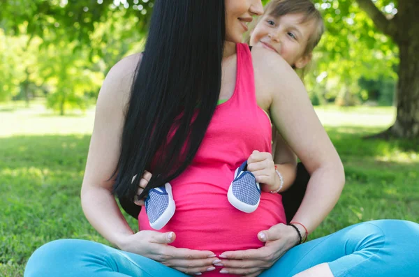 Lycklig Liten Flicka Håller Baby Pojke Brors Skor Och Kramar — Stockfoto