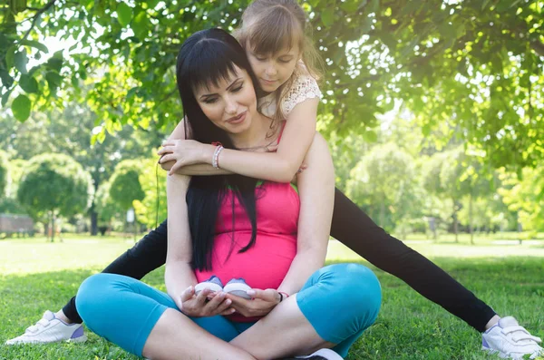 Linda Niña Abrazando Hermosa Madre Embarazada Mujer Embarazada Sosteniendo Pequeños —  Fotos de Stock