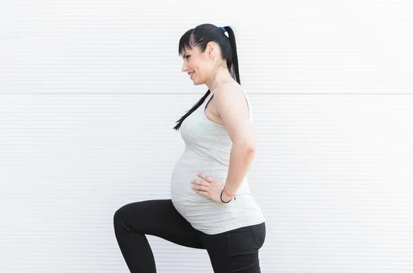 Retrato Hermosa Mujer Embarazada Haciendo Ejercicios Aire Libre — Foto de Stock