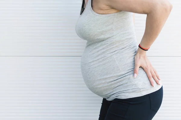 Imaginea Tăiată Femeii Însărcinate Atingându Spatele Suferind Dureri Spate — Fotografie, imagine de stoc