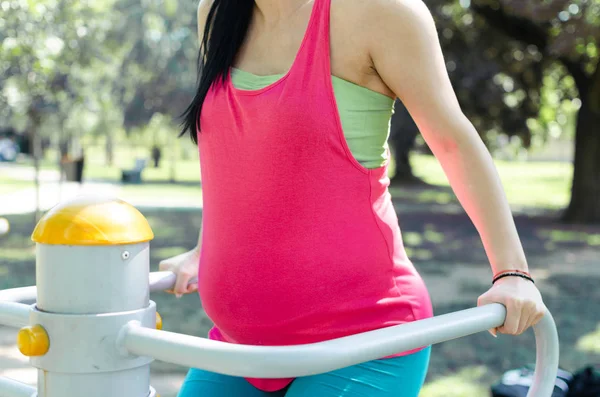 Imagem Cortada Bela Mulher Grávida Treino Parque — Fotografia de Stock