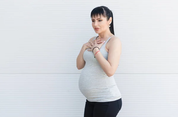 Красивая Беременная Женщина Переживает Чувствует Себя Нездоровой — стоковое фото