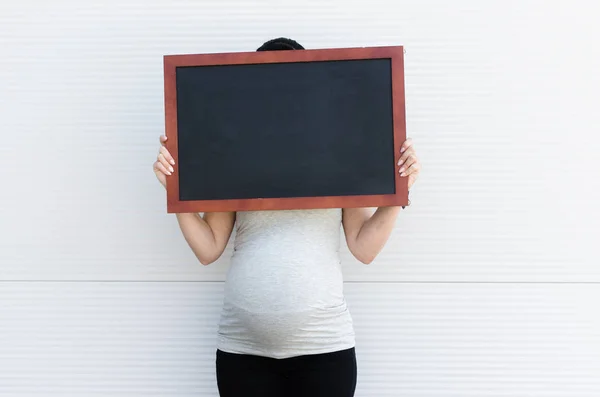 Imaginea Unei Femei Însărcinate Care Ține Tablă Spațiu Copiere Aer — Fotografie, imagine de stoc