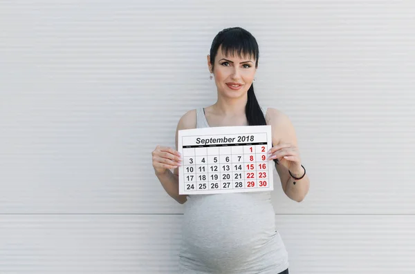 Vista Frontal Una Hermosa Mujer Embarazada Sosteniendo Calendario Sus Manos — Foto de Stock