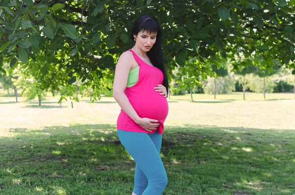 Mujer Embarazada Parque Pie Sosteniendo Vientre — Foto de Stock