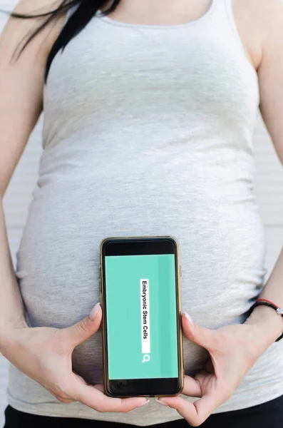 Vedere Frontală Femeii Însărcinate Care Deține Smartphone Căutare Despre Celulele — Fotografie, imagine de stoc