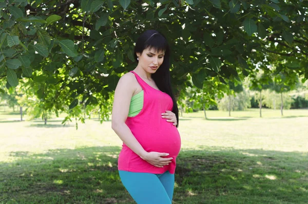Hermosa Mujer Embarazada Relajándose Afuera Parque — Foto de Stock
