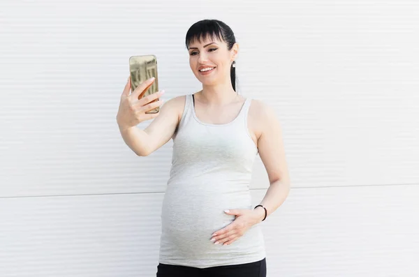 Vackra Glad Gravid Kvinna Gör Ett Självporträtt Med Sin Mobiltelefon — Stockfoto