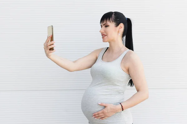 Portretul Unei Tinere Însărcinate Frumoase Care Face Selfie — Fotografie, imagine de stoc