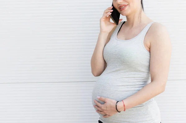 Gravid Kvinna Talar Mobiltelefon Och Leende — Stockfoto