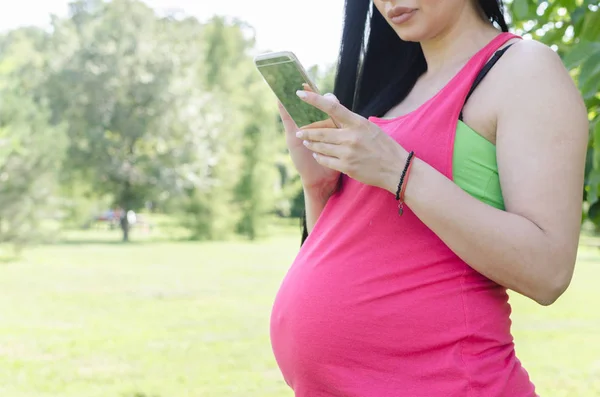 Abgeschnittenes Bild Der Schönen Jungen Schwangeren Frau Mit Smartphone Freien — Stockfoto
