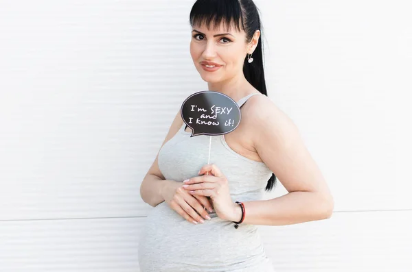 Hermosa Joven Embarazada Sonriendo Sosteniendo Cabina Fotos Prop Con Cita — Foto de Stock
