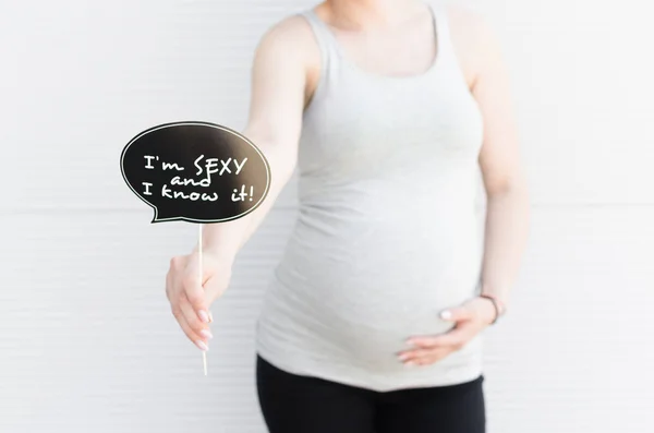 Imagen Recortada Mujer Embarazada Sosteniendo Soporte Cabina Fotos Con Una — Foto de Stock