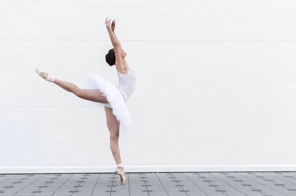 Bela Bailarina Graciosa Branco Tutu Prática Balé Posição Viúva — Fotografia de Stock