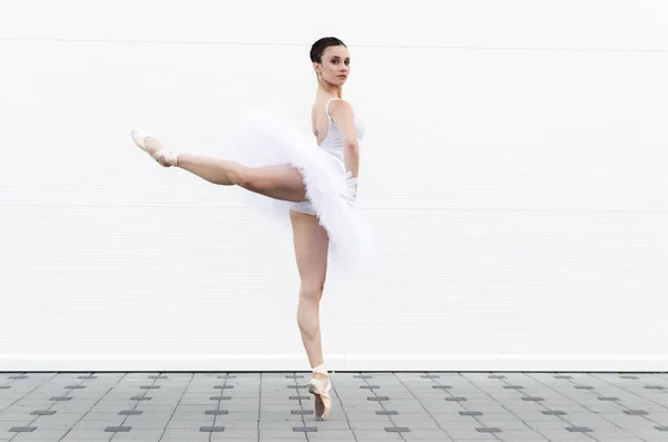 Całe Ciało Pięknej Młodej Baletnicy Robi Arabeska Zewnątrz — Zdjęcie stockowe