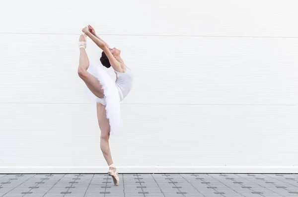 Krásná Mladá Profesionální Baletka Pozici Vdova Venku — Stock fotografie
