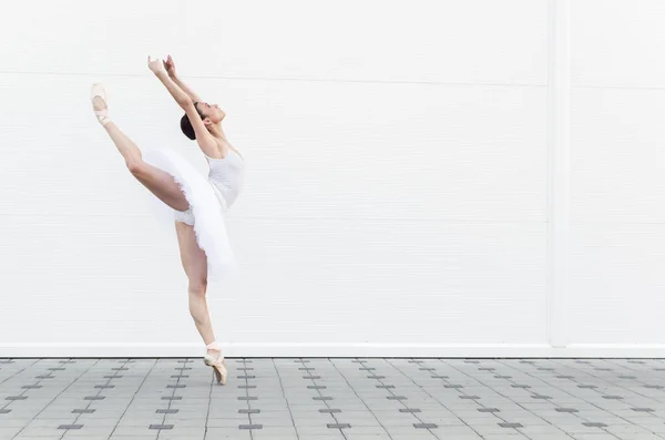 Widok Boku Tancerz Baletu Klasycznego Piękne Ballerine Wdzięku Pozycji Balet — Zdjęcie stockowe