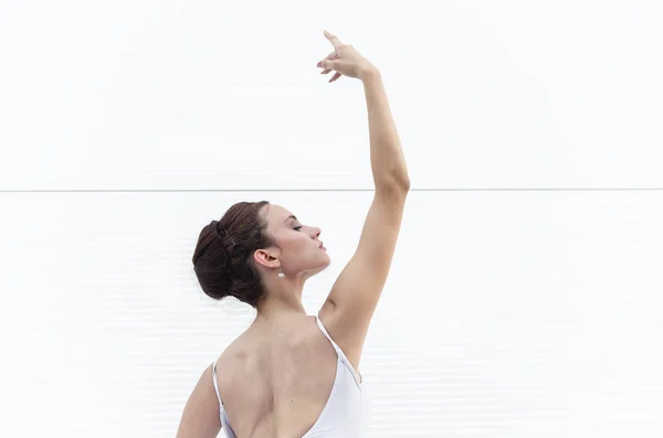 Portret Młodej Baletnicy Piękny Pozowanie Białe Body Tutu Białym Tle — Zdjęcie stockowe