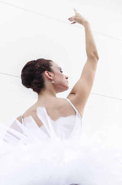Portrét Mladé Krásné Baletka Pózuje Bílou Kombinézu Tutu — Stock fotografie