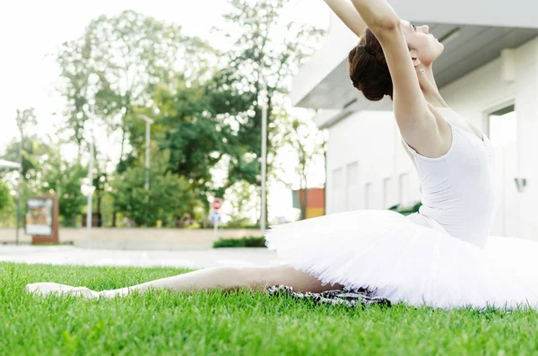 Jeune Ballerine Posant Dehors Habillée Body Blanc Tutu — Photo