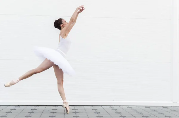 Młoda Kobieta Tańcu Biała Tutu Piękne Baleriny Wyświetlono Balet Klasyczny — Zdjęcie stockowe