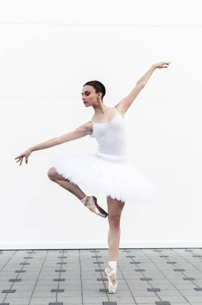 Bela Jovem Bailarina Fazendo Postura Atitude Com Tutu Branco — Fotografia de Stock