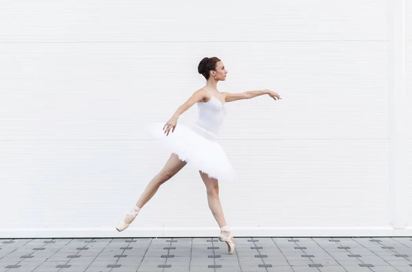 Bella Giovane Ballerina Che Spettacoli All Aperto Tutù Bianco — Foto Stock