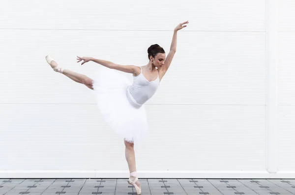 Bela Jovem Bailarina Fazendo Executa Fora Com Tutu — Fotografia de Stock