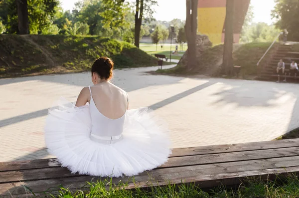 Belle Jeune Ballerine Assise Sur Des Escaliers Bois Dans Parc — Photo