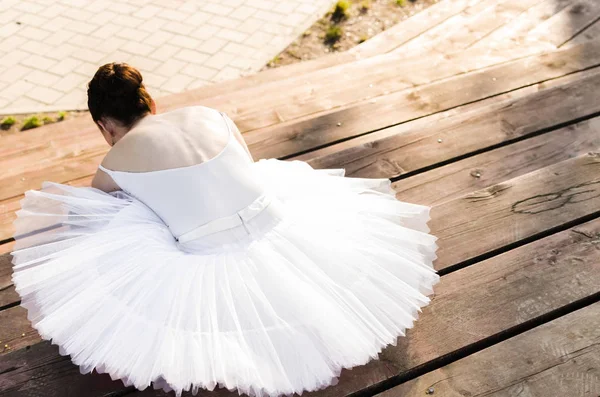 Krásná Mladá Baletka Bílém Tutu Sedí Parku — Stock fotografie
