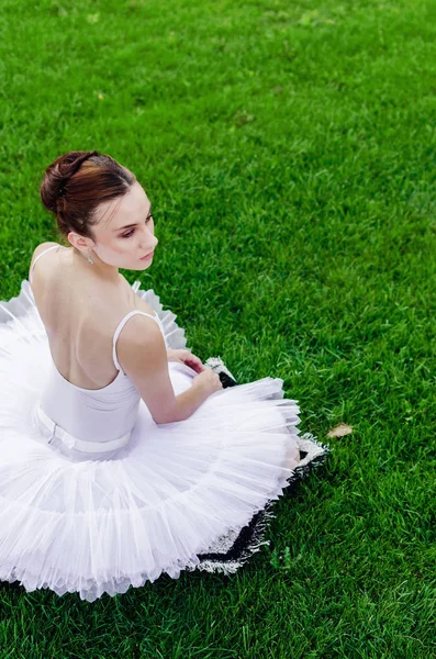 Krásná Baletka Sedící Venku Přírodě Bílou Kombinézu Tutu — Stock fotografie