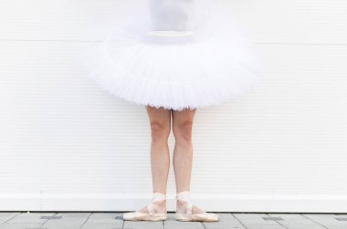 Klasik Bale ilk pozisyonda ayakta dansçı balerin'ın bacakları, yakın çekim.