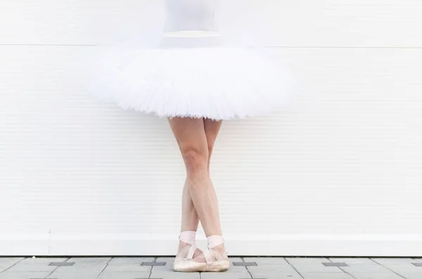 Primo Piano Delle Gambe Della Ballerina Ballerina Piedi Posizione Incrociata — Foto Stock