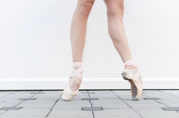 Zbliżenie Ballerina Nogach Stopach Stojąc Pointe Buty Zewnątrz — Zdjęcie stockowe