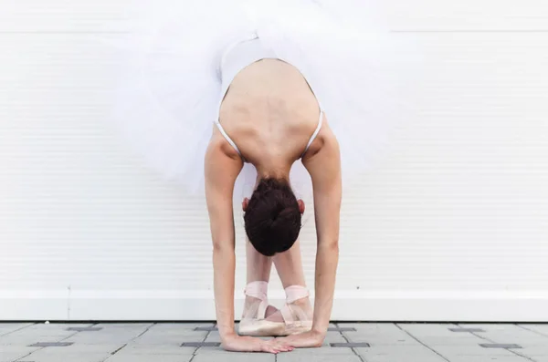 Joven Hermosa Bailarina Ballet Posición Piernas Cruzadas —  Fotos de Stock