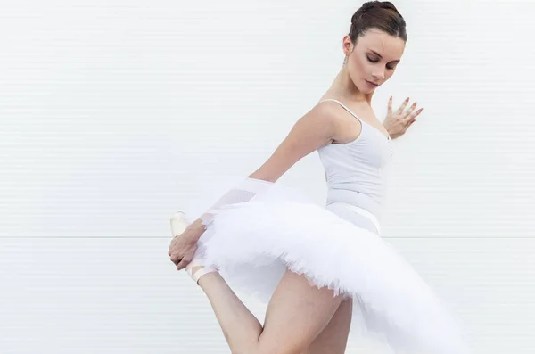 Ritratto Giovane Bella Ballerina Che Allunga Piedi All Aperto — Foto Stock
