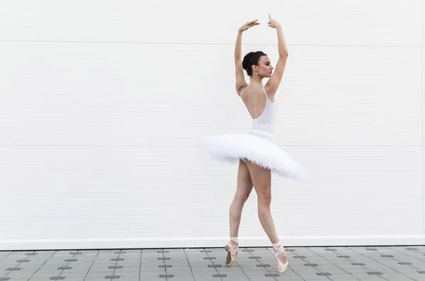 Jovem Bailarina Graciosa Branco Fazendo Pirueta Espaço Para Texto — Fotografia de Stock