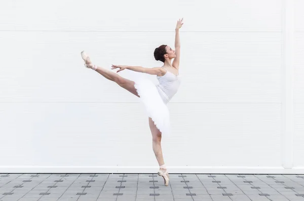 Krásná Mladá Baletka Pózuje Bílém Tutu Venku — Stock fotografie