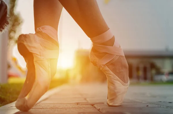 Закрыть Ноги Балерины Балетной Обуви Открытом Воздухе — стоковое фото