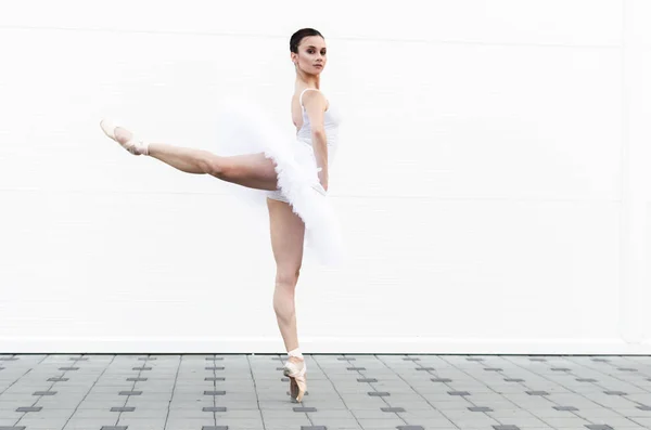 Całe Ciało Młodej Baletnicy Robi Arabeska Zewnątrz — Zdjęcie stockowe
