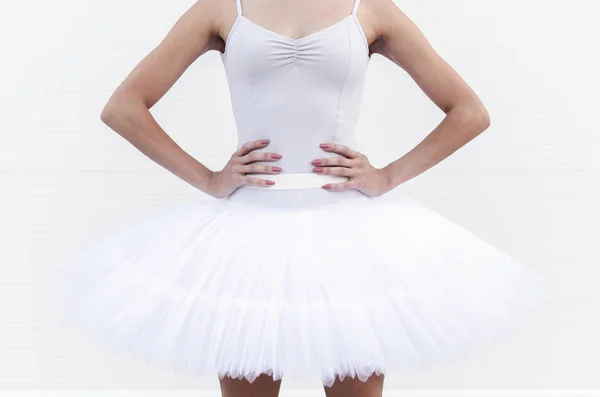 Bijgesneden Afbeelding Van Ballerina Permanent Met Haar Handen Taille Buitenshuis — Stockfoto