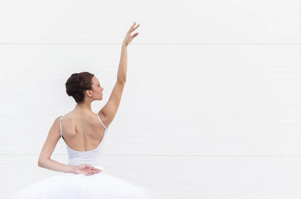 Bella Giovane Ballerina Posa Dal Retro Sfondo Bianco Spazio Testo — Foto Stock