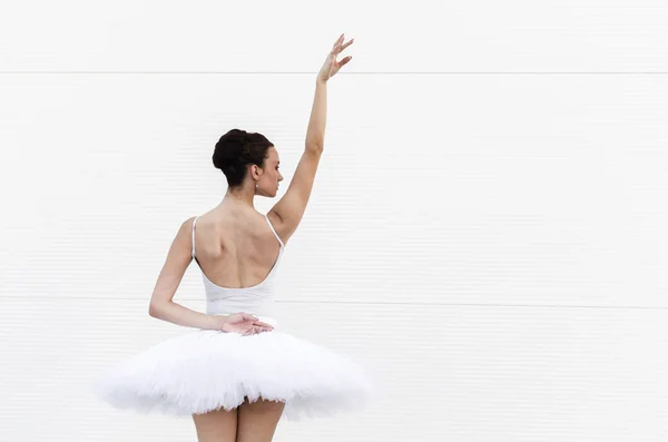 Joven Hermosa Bailarina Ballet Posando Sobre Fondo Blanco Con Brazo — Foto de Stock